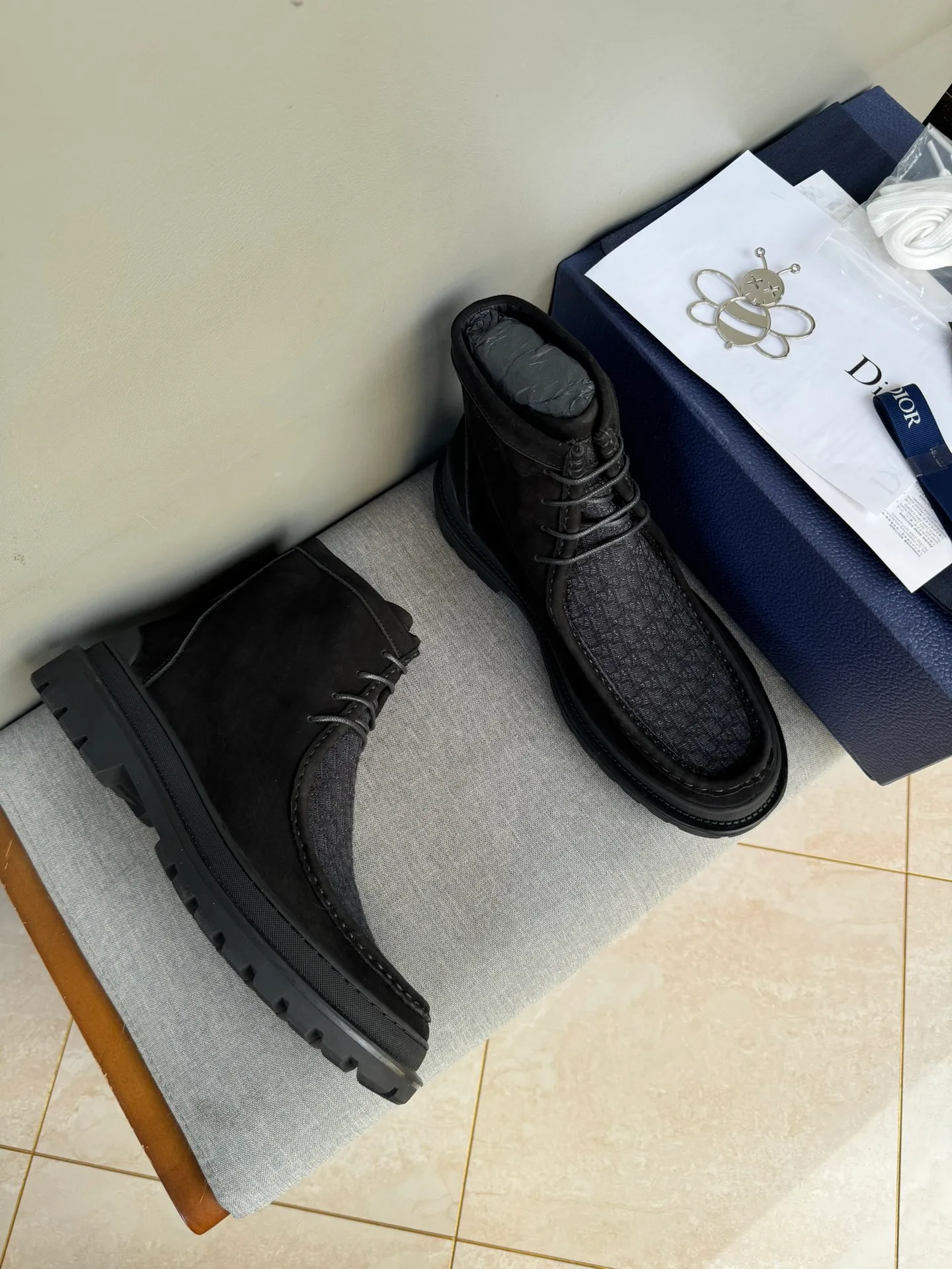 [DIOR] Top P: 1000💰 Number of yards: 39~44 (38.45 custom-made, non-refundable) Dior Dior~ Winter series, original 1:1 development Casual men's leather shoes Heavy investment, shoes and boots are made of imported cowhide + imported Dior special fabric Not easy to deform black cowhide lining Dior large hardware inlay Original TPU vacuum outsole, black cowhide Black open edge beads Military green suede Black suede Khaki suede leather is crafted by a large factory, and the perfect product is only prepared for you who know your taste! Any comparisons are welcome.